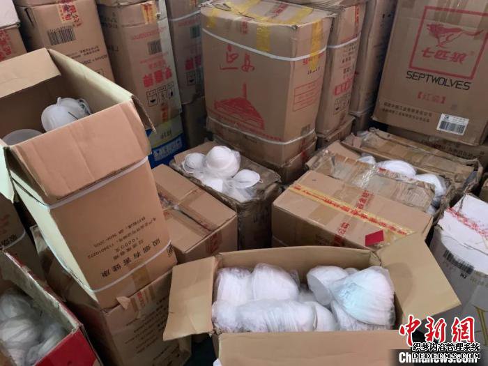 浙江省公安机关打击涉疫类违法犯罪案件现场。浙江警方 供图 浙江省公安机关打击涉疫类违法犯罪案件现场。浙江警方 供图
